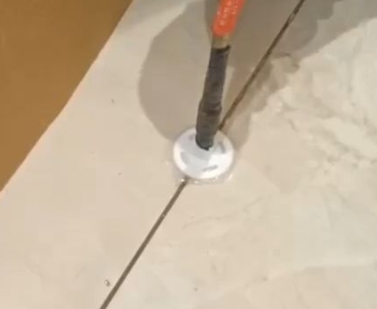 澜沧瓷砖空鼓维修公司专业解答瓷砖在铺贴过程中，如果没有涂抹均匀到位的粘结材料（如水泥砂浆或瓷砖胶），可能会导致以下问题