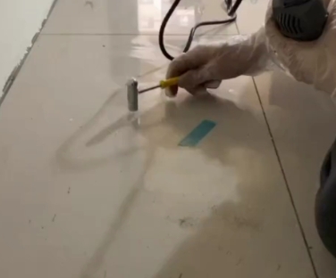 澜沧瓷砖开裂维修公司专业分享瓷砖在铺贴前如果没有沥干水分，将会导致以下问题